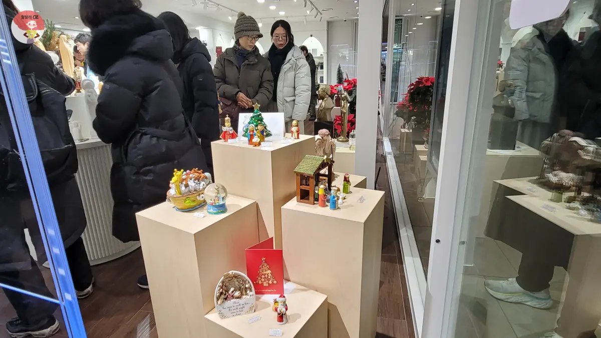 명동-명동문고-가톨릭출판사-내부-사람들과-판매진열품들