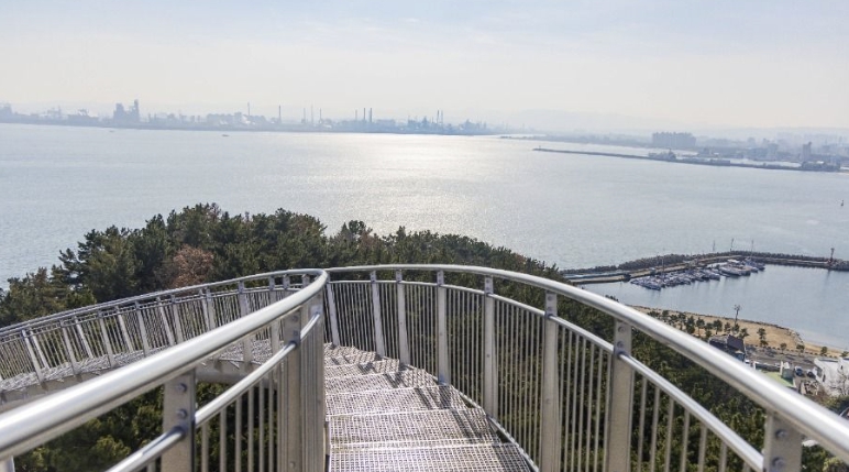 관객의 발걸음으로 완성되는 스페이스워크 조형물