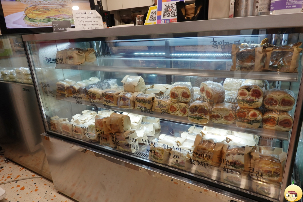 샌드베이글과 샌드위치가 있는 진열대