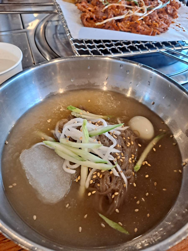 싸미랑 물냉면 제공