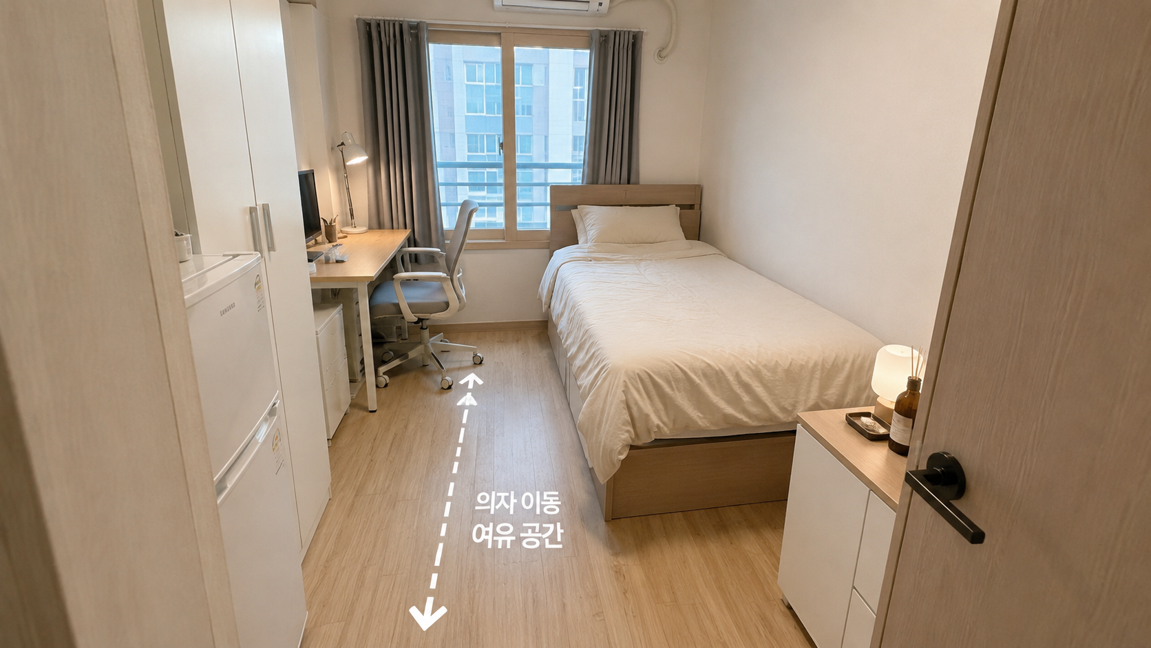 원룸에서 침대를 긴 벽에 붙이고 창가에 책상을 둔 배치 예시