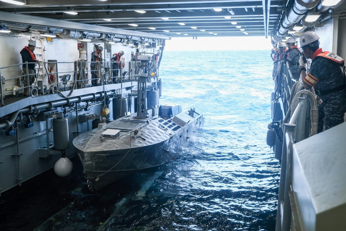 7월 12일(현지 시간) 미국 하와이 인근 해상에서 진행된 유도로켓 비궁 실사를 위해 무인수상정(CUSV)이 천자봉함에 들어오고 있다.