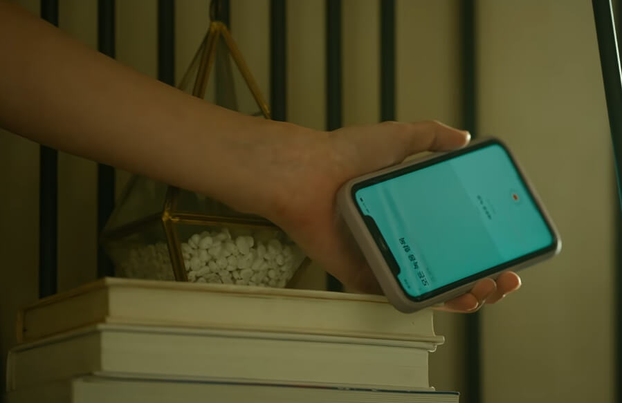 만흠과 동희의 대화를 녹음하는 다해