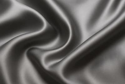 은은한 광택이 흐르는 실크 같은 직물이 부드럽게 드레이프된 이미지