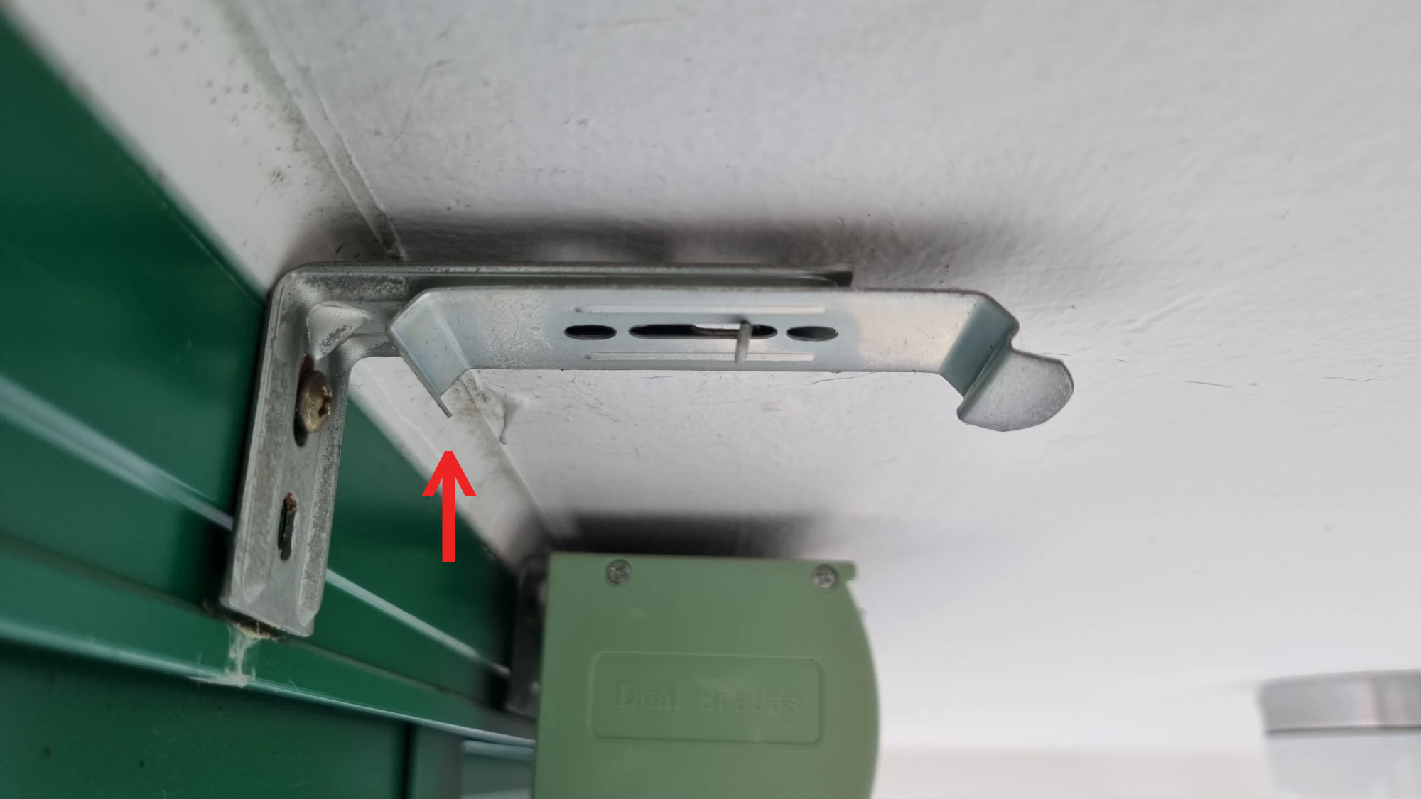 브라인드 레일 고정 부품