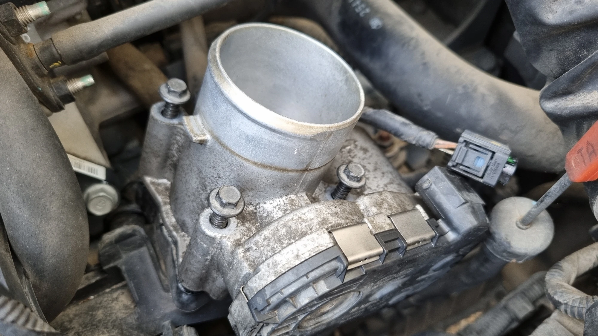 스로틀바디 고정 볼트 끼운 모습