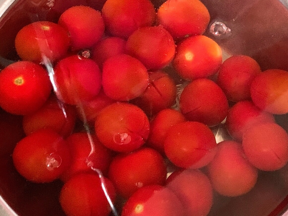 뜨거운 물에 방울토마토 넣음