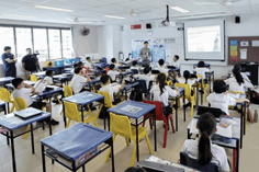 싱가포르 교실에서 수업을 받고 있는 학생들의 모습
