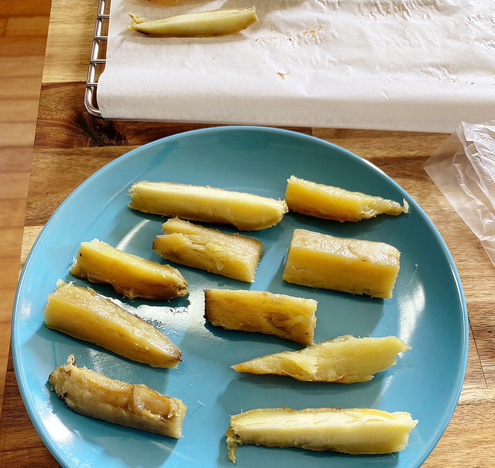 접시에 고구마 조각 올리기