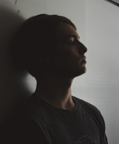 상대를 의심하게 되는 상황 이미지