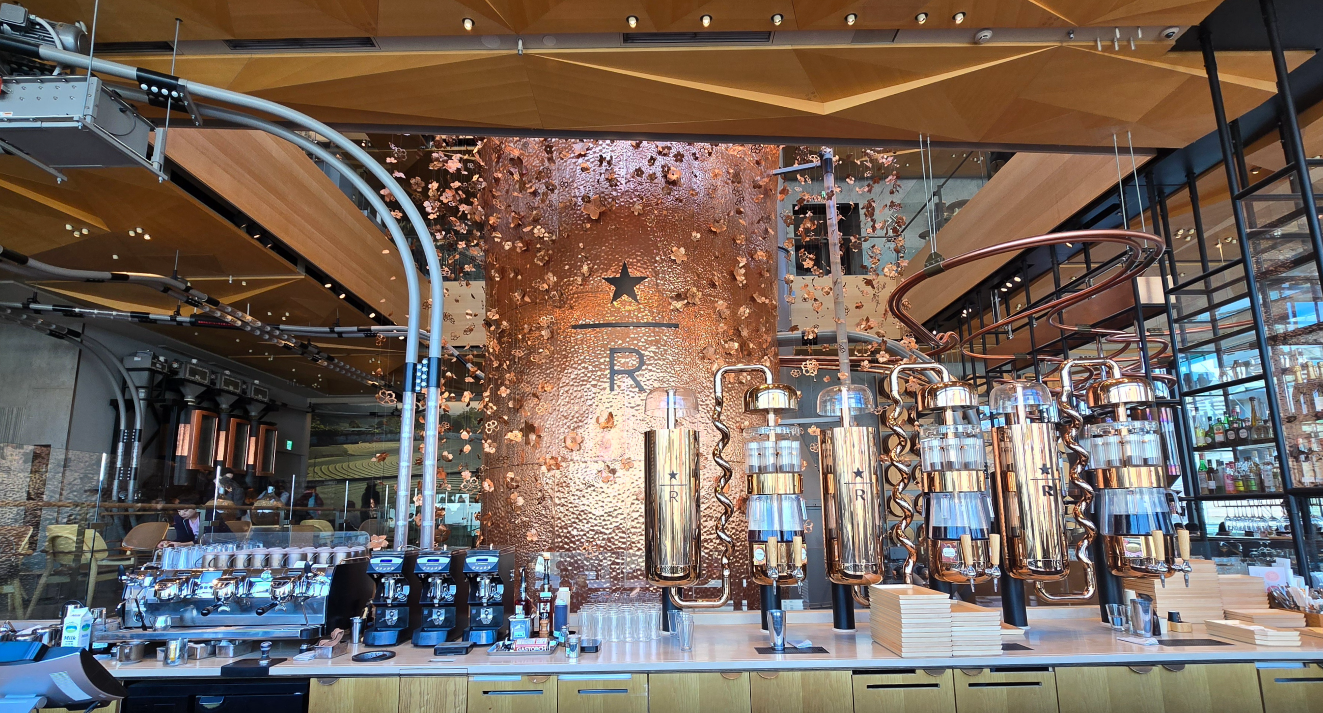 타벅스 리저브 로스터리 도쿄, 커피 추출 장비와 메인 바 전경