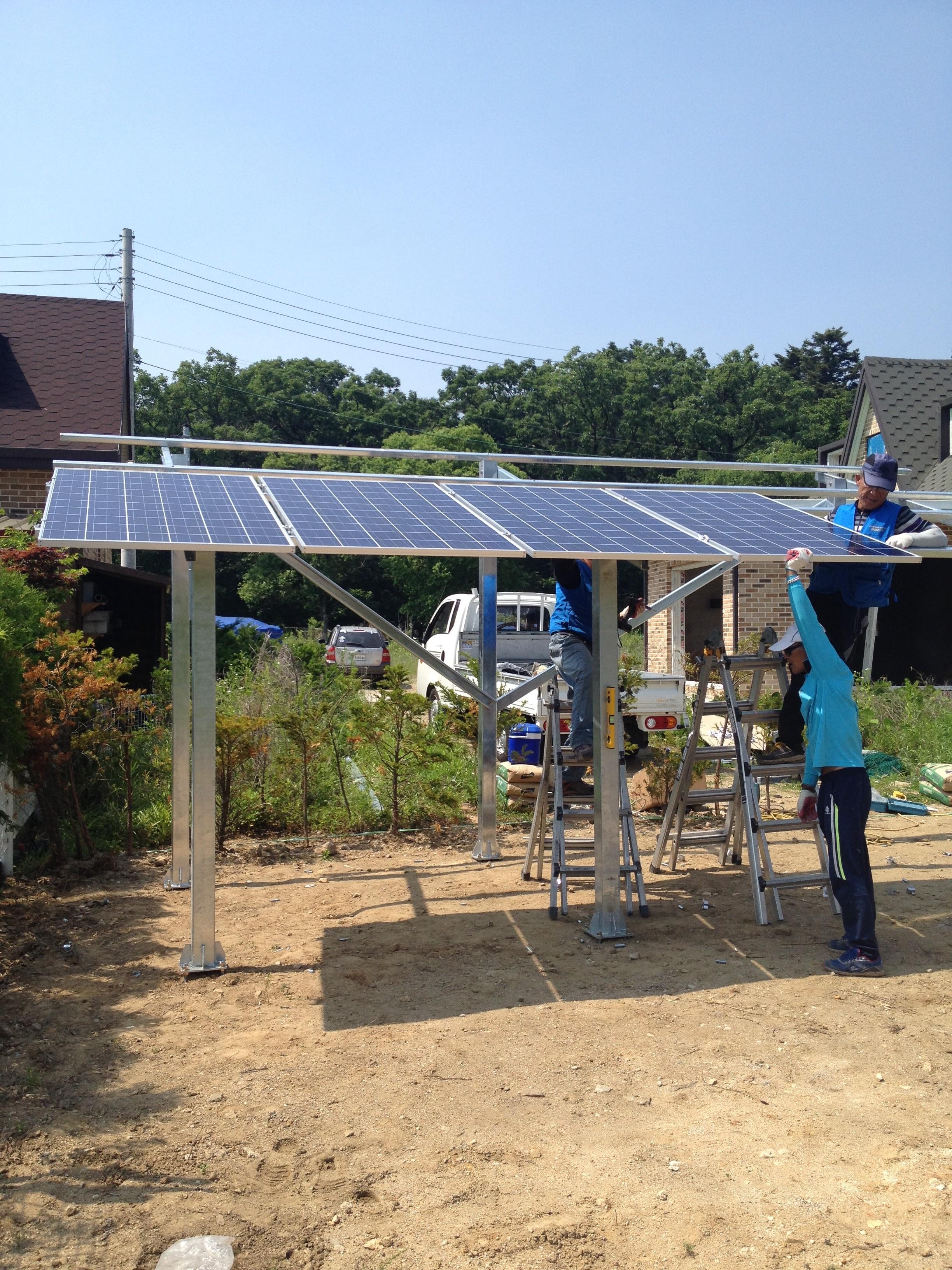 마당에 태양전지판 설치