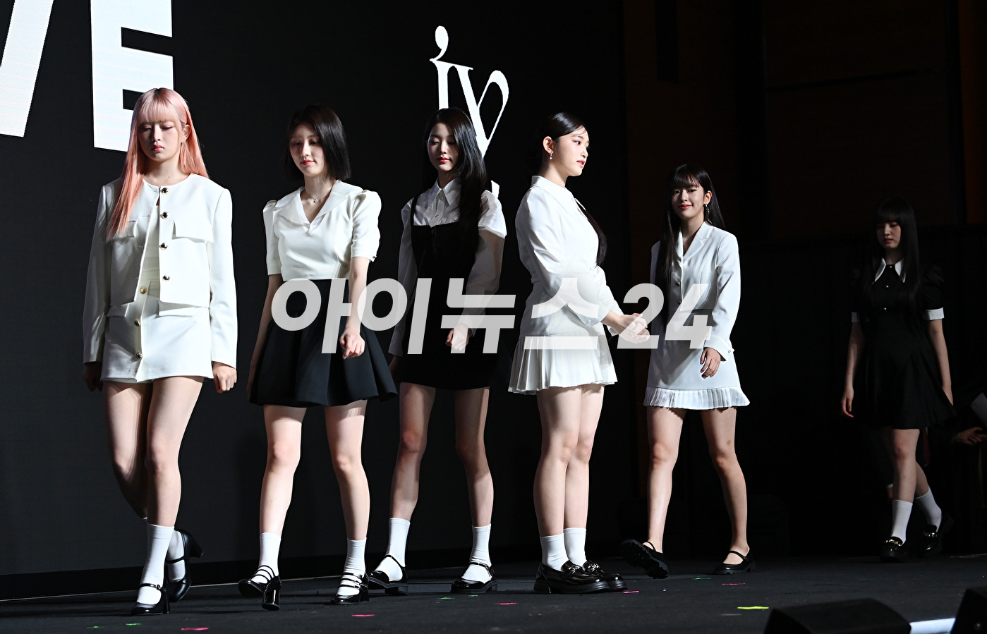 그룹 아이브가 10일 오후 서울 영등포구 여의도동 콘래드 호텔에서 열린 첫 번째 정규 앨범 '아이해브 아이브(I've IVE)' 발매 기념 기자간담회에서 인사말을 하고 있다. [사진=김성진 기자]