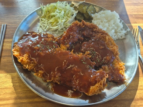 춘천 돈떵어리 수제돈까스 사진, 두툼한 돼지고기와 바삭하게 튀겨진 돈까스가 플레이팅된 모습