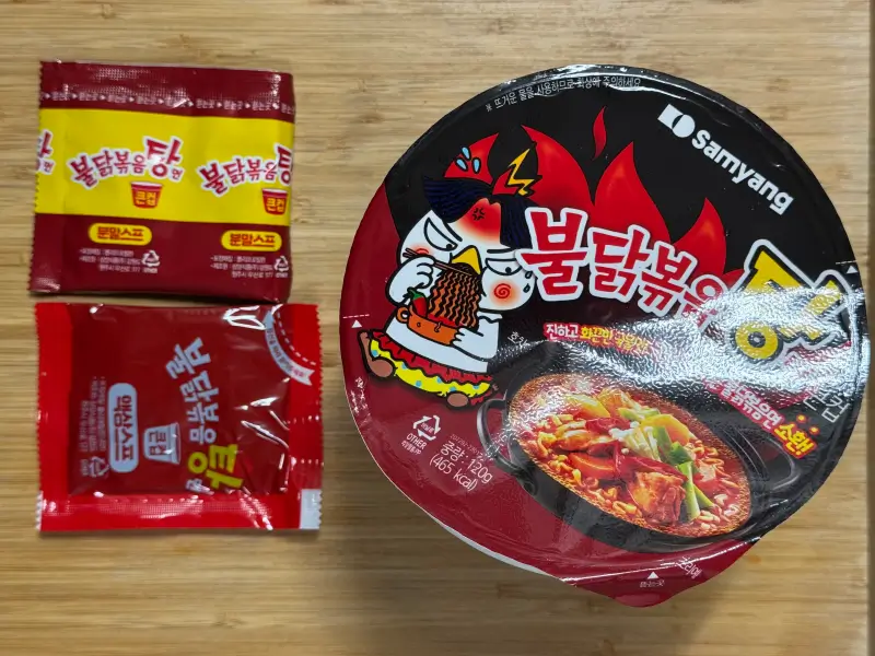 불닭볶음탕면컵 구성품