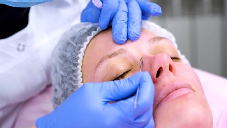 집에서 짜는 여드름 NO! 피부과 압출이 필요한 이유?