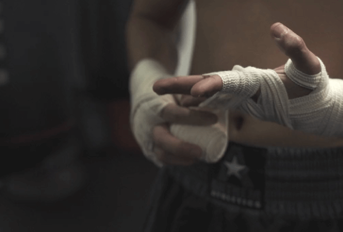 팔과 손목에 붕대를 하고 있는 사진