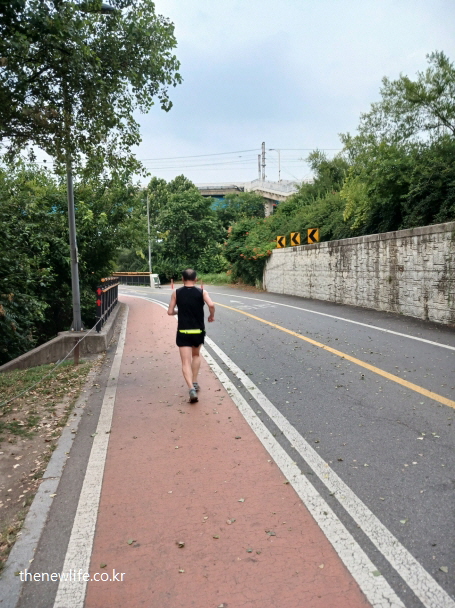 언덕길을 달리는 운동 중년 남성 &ndash; 격렬한 유산소 운동 중 소금 부족 위험 상황 시각화