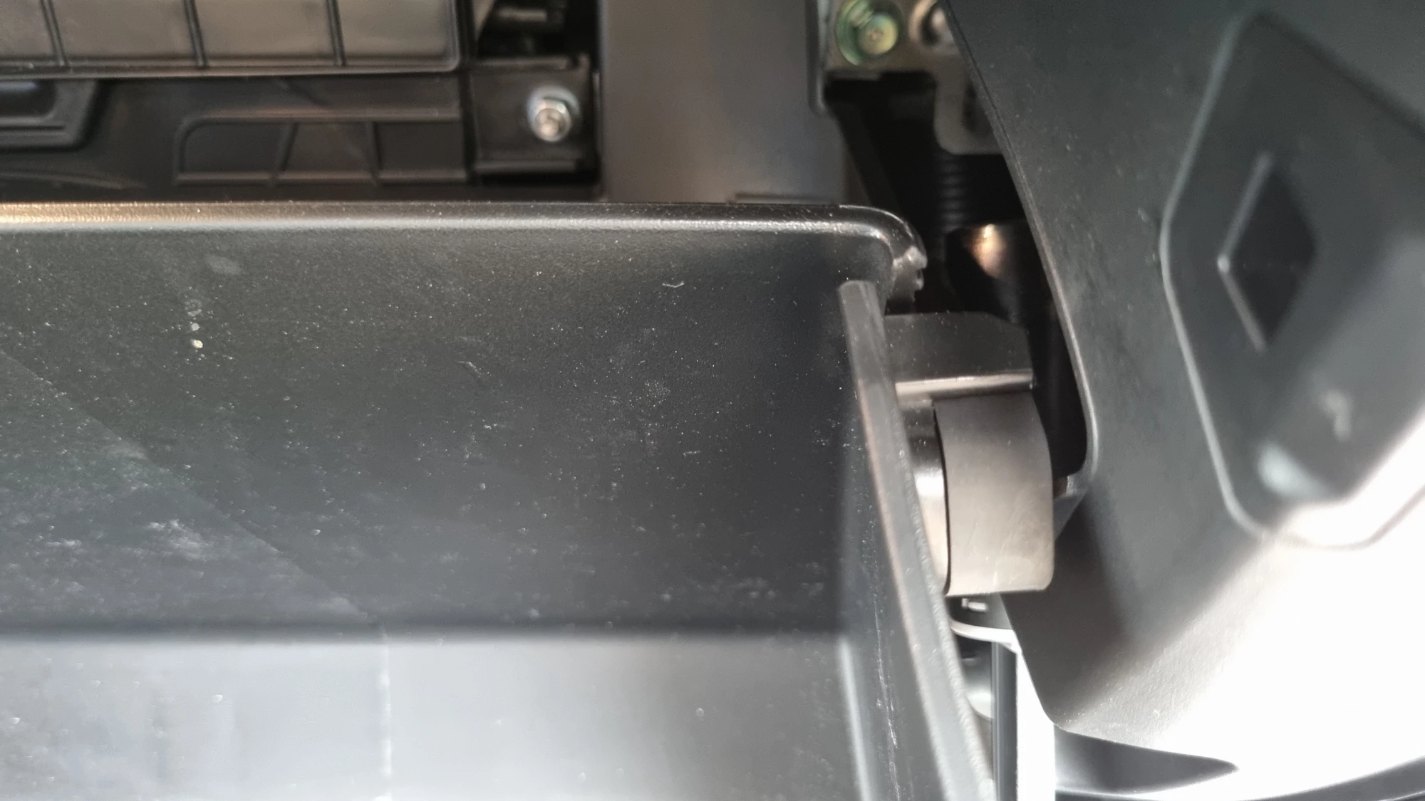 투싼 글로브박스 내리는 모습