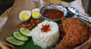 말레이시아의 국밥(Nasi Lemak)과 다문화 정체성: 음식이 말하는 다양성