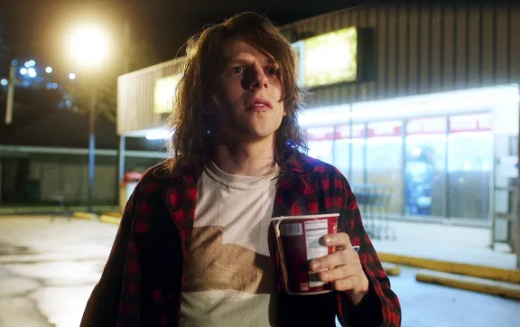 편의점에서 일하고 있는 마이크