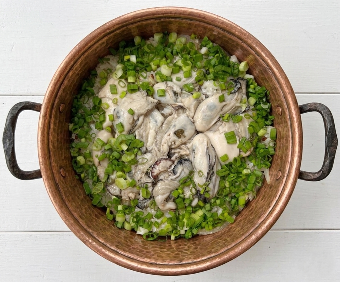 무와 표고버섯을 넣어 갓 지어낸 탱글탱글한 굴솥밥.