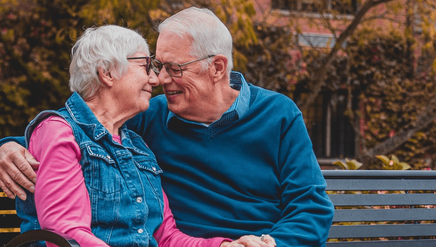 흰머리 중년 남성 사진 - 4