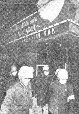 대연각 호텔 화재 외관(좌)와 Happy new year 간판 아래로 옮겨지는 시신(우)