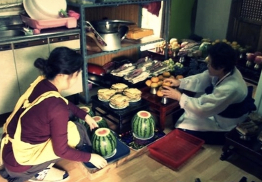 제사 음식을 준비하는 있다