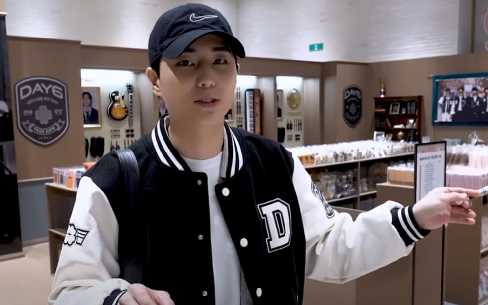 데이식스 후드티와 티셔츠 굿즈 진열