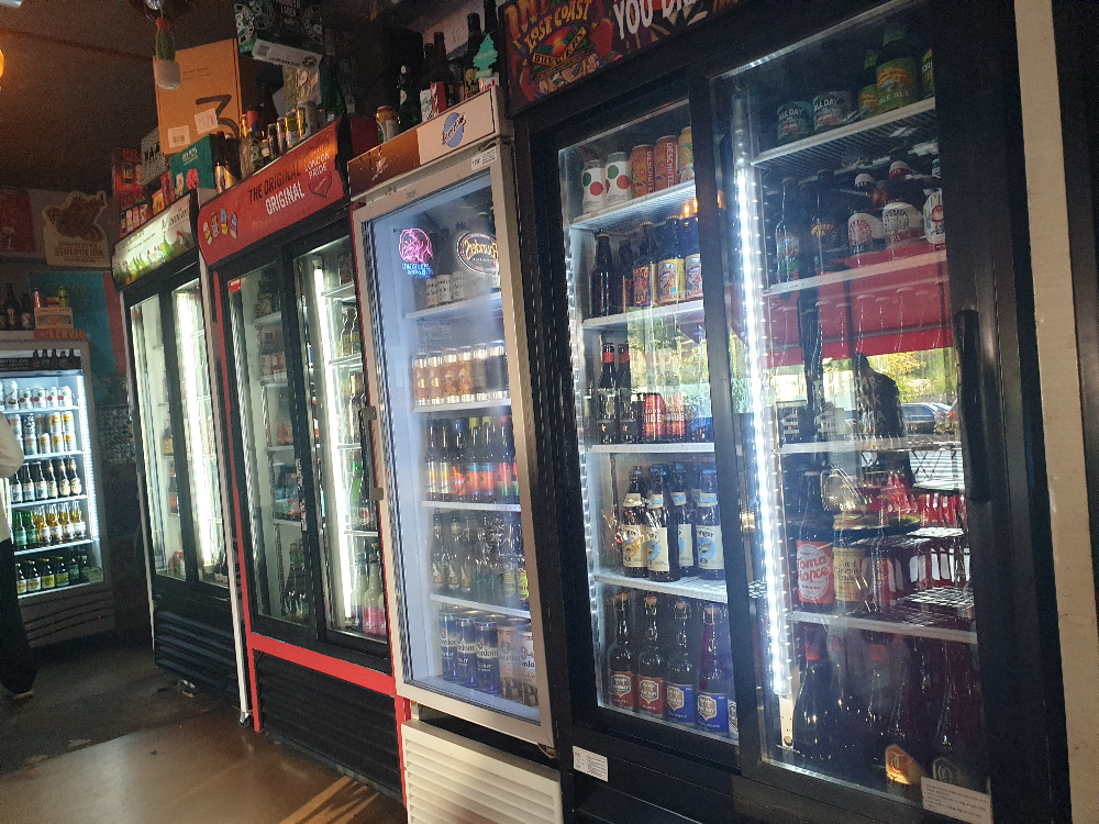 안쪽 벽면은 맥주 냉장고로 이어져 있다. 냉장고에는 수입 맥주들이 가득하다.