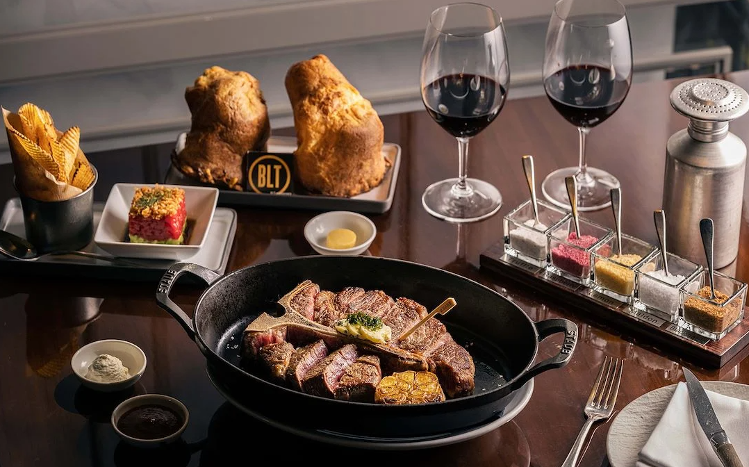 호텔-레스토랑-메뉴중-스테이크-사진