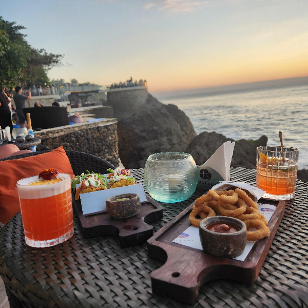 칵테일과 양파 링 및 또띠아 절벽과 바다가 보이는 명당 자리에서 사진