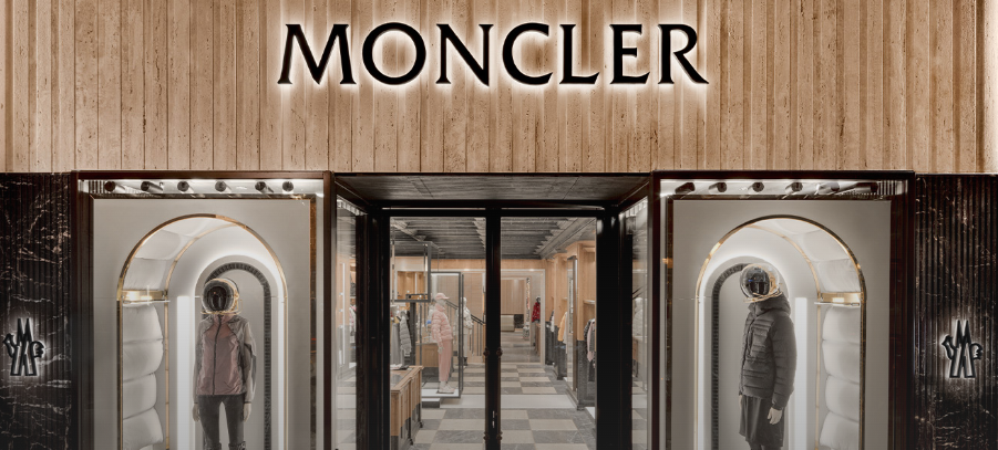 몽클레르(Moncler)의 기원과 변화를 소개하는 역사 자료 이미지입니다.