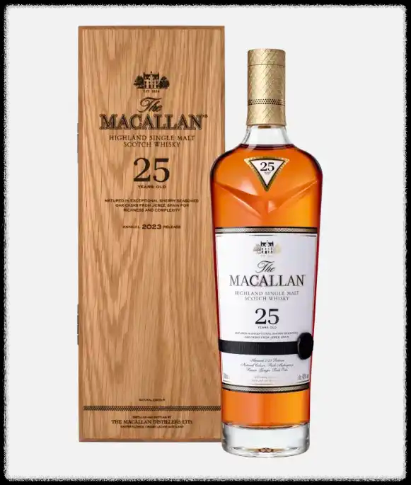 맥캘란 25년은 셰리 오크 캐스크에서 숙성되어 특유의 깊은 향과 복합적인 맛을 제공합니다.