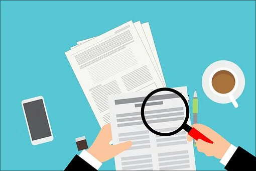 문서를 살펴보는 돋보기