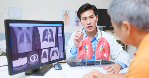 폐암 조기 발견을 위해서는 폐암 증상을 의심하고 적극적인 검진을 받는 것이 중요합니다