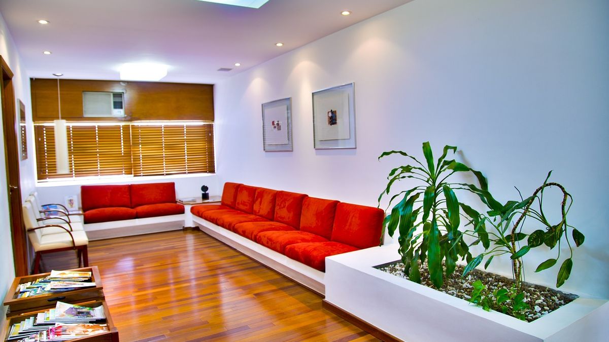 병원 대기 공간에서 혼자 생각에 잠긴 모습