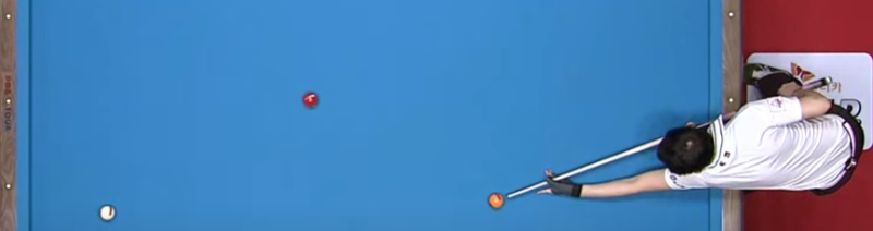 정경섭 당구선수가 자신의 수구, 노란 당구공으로 제 1목적구를 원뱅크샷으로 겨냥하고 있는 모습