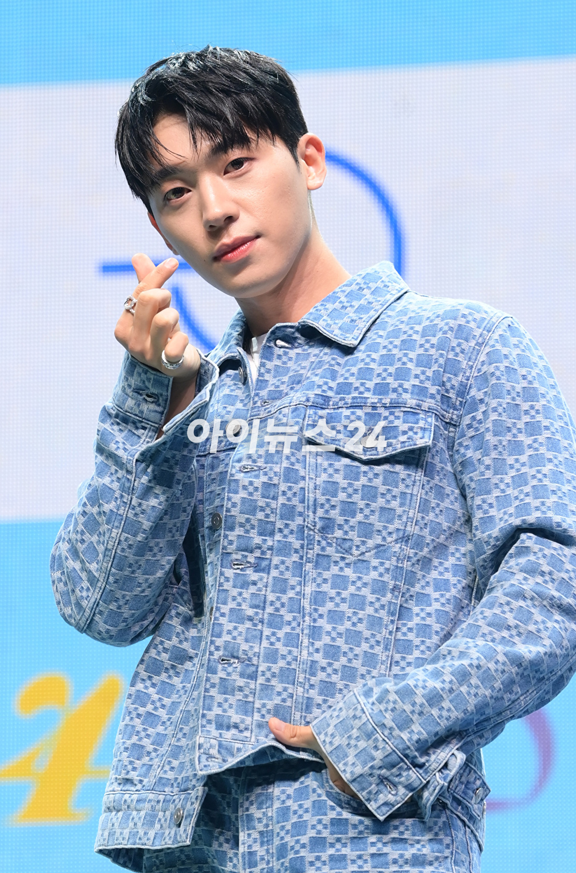 그룹 틴탑이 4일 오후 서울 광진구 예스24 라이브홀에서 열린 새 앨범 '틴탑 [포슈어](TEEN TOP [4SHO])' 쇼케이스에 참석해 타이틀곡 '휙(HWEEK)' 무대를 선보이고 있다. [사진=정소희 기자]