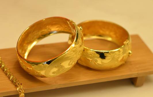 국제 금 시세 사상 최고치 경신, 상승 배경과 향후 전망