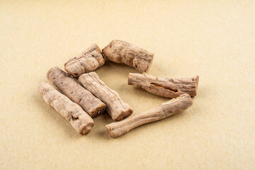 우슬뿌리 효능은 관절에 좋은 대표적인 약재입니다.