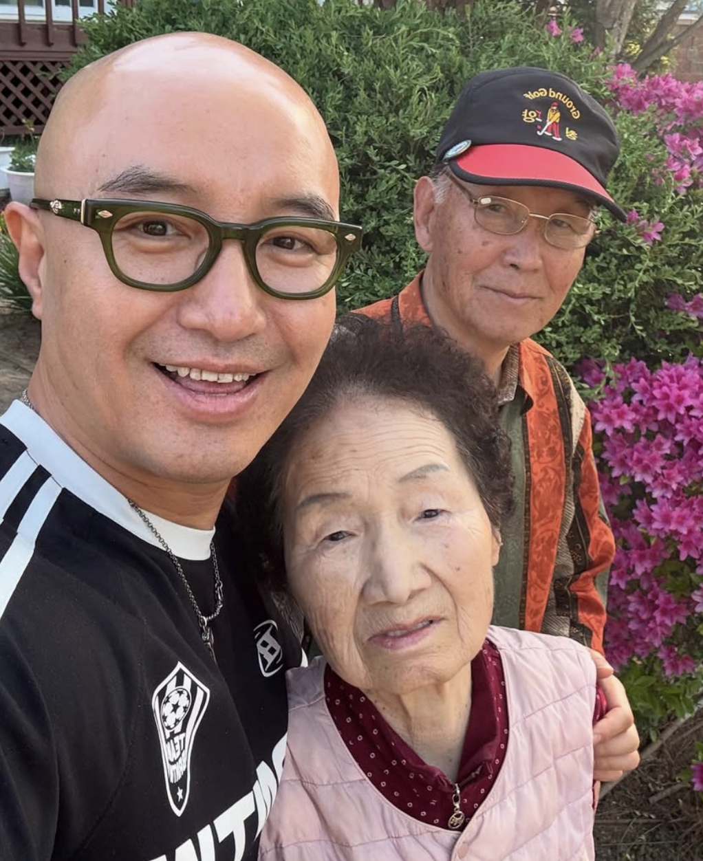 홍석천 부모님과 함께한 인스타 사진