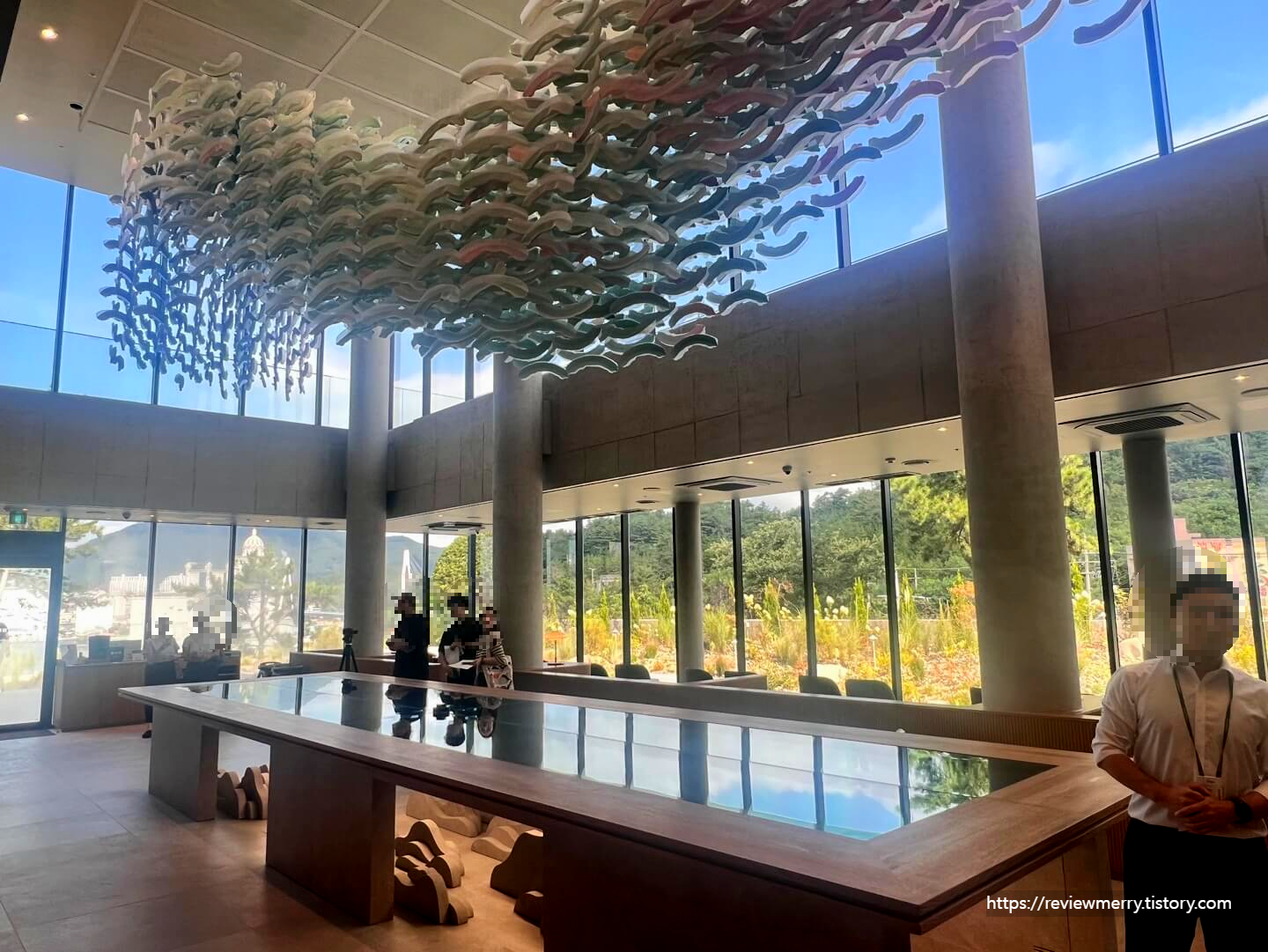 1층 좌석 및 사진