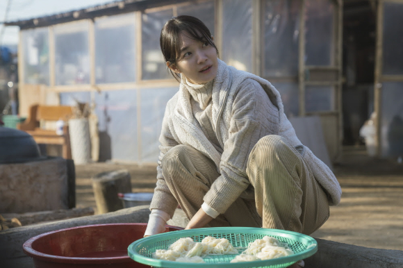 배우 신민아가 영화 '3일의 휴가'(감독 육상효)에서 딸 진주 역을 맡아 연기하고 있다. [사진=(주)쇼박스]