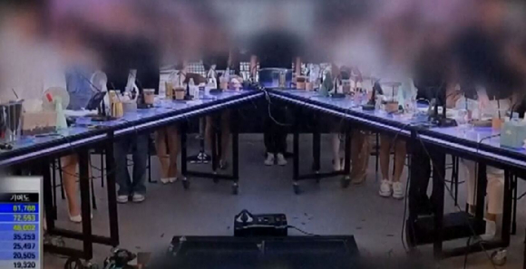 인터넷 방송 BJ들에게 거액을 쏟아부은 남성이 숨진 채 발견돼 유족이 해당 BJ 등을 사기죄로 고소했다. 사진은 다수 여성 BJ들은 초대한 뒤 진행되고 있는 '엑셀 방송'. [사진=JTBC 보도화면 캡처]