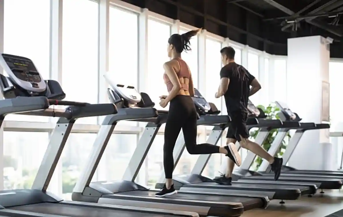 헬스장실내-런닝머신-남자-여자-달리기