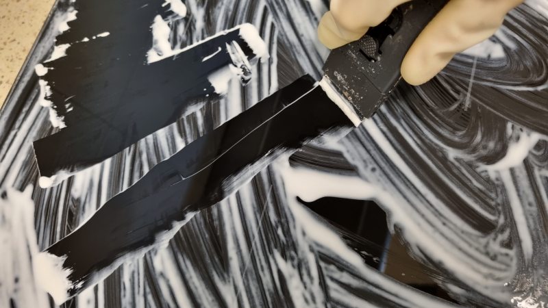 스크래퍼로 긁어내는 중