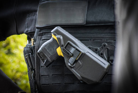 테이저건의 특징과 작동 원리, 위험성, 사례와 논란.