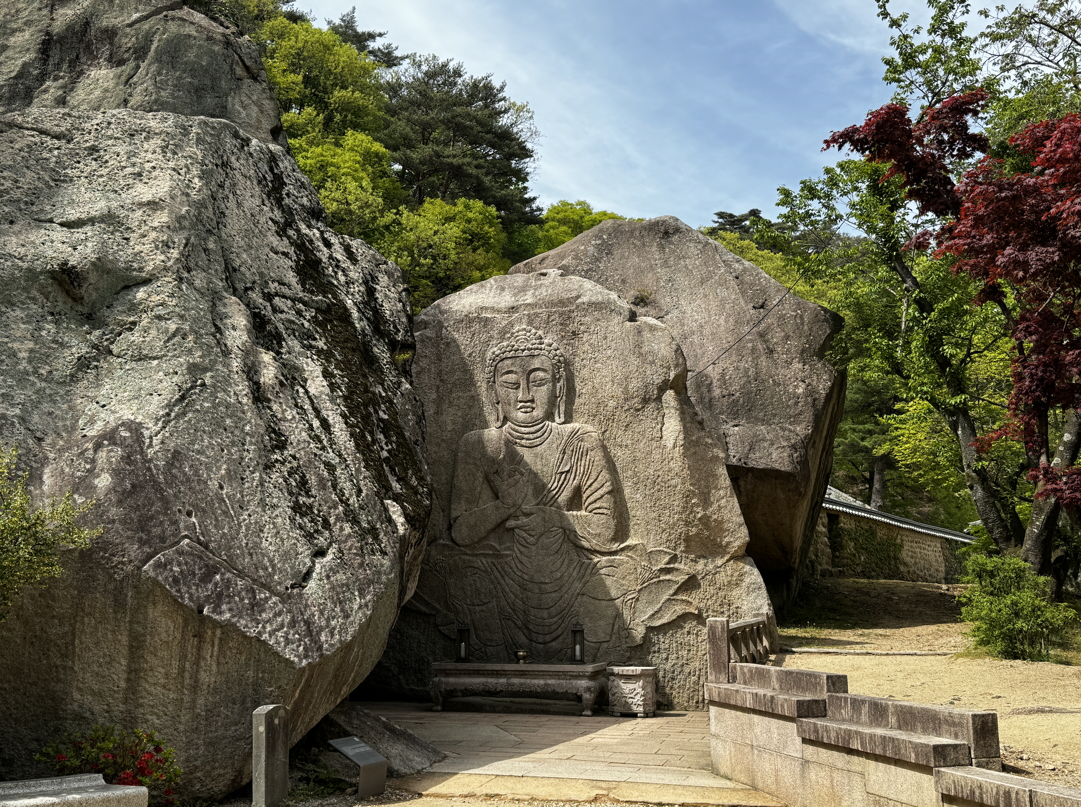 속리산 법주사의 석불상 조각